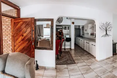 Image de Retraite sereine au toit de chaume à Faerie Glen, Pretoria