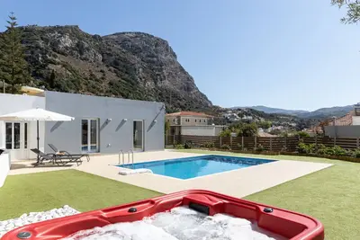 Image de private pool, jacuzzi, Bbq, big garden, free parking, free wifi