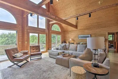 Image de Elegant & Quiet Maine Escape w/ Sauna & Deck!