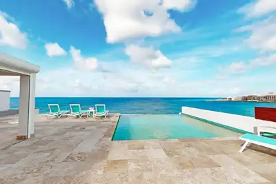 Image de Luxury Oceanfront 3 Bedroom 3. 5 Bathroom-Stunning Views of the Sea & Airport