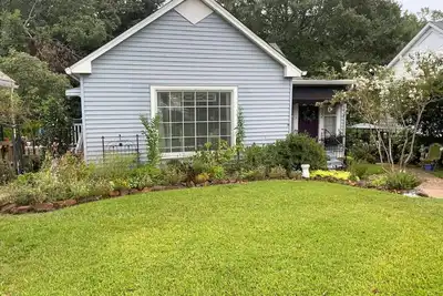 Image de The Bungalow…cozy, comfortable, convenient! Three blocks to La Tech campus.