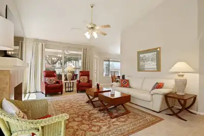 Image de Lake house, steps away from park, tennis, and walking path