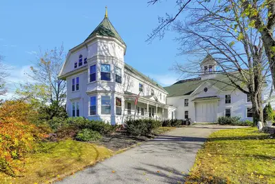 Image de Large Home with indoor pool Close to Casino, Lakes, and Mountains
