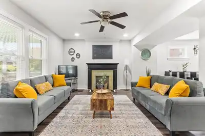 Image de Large house w/ patio, garage, fenced yard