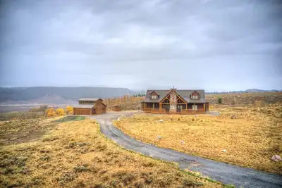 Image de A True Montana Cabin with Sweeping Views of the Mountains and the Madison River.