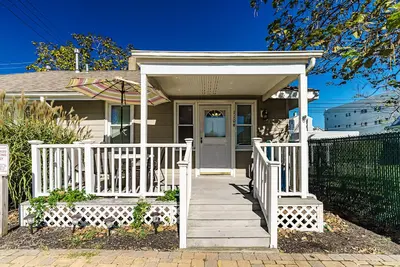 Image de Bungalow 4 Houses to Beach! 4 beach passes, chairs, towels, umbrellas included