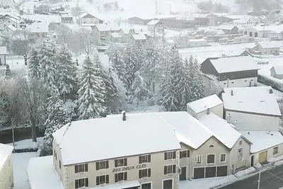 Image de Hôtel qui est transformé en Gîte de groupe avec 20 chambres et 18 salle de bains