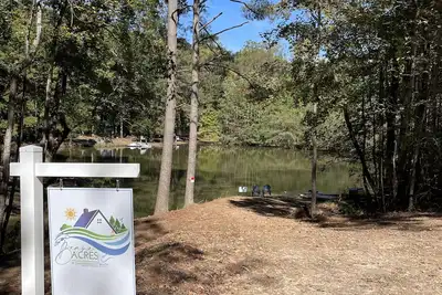 Image de Cottage With Private Lake Near Atlanta, Ga Where Business & Nature Connect