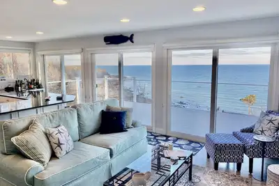 Image de Stunning 160 degree Direct Ocean Views! Renovated & well appointed Bluff House