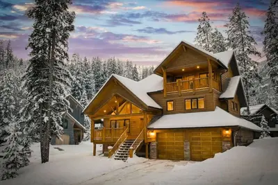 Image de 5 Br + 6 Ba Tranquil Retreat | Pool + Private Hot Tub | Pool Table + Hm Theatre