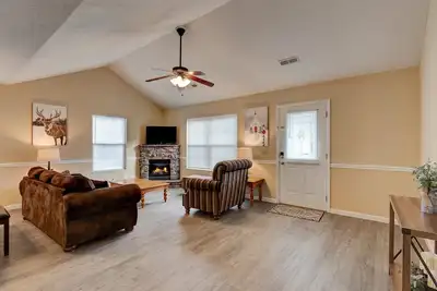 Image de Cozy Cottage -with Hot Tub & Pool in the Heart of Pigeon Forge close to Parkway!