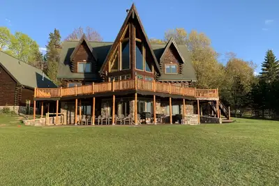 Image de Snow Snow Snow! Log cabin on Huron Bay. Hot tub & sauna available year round.