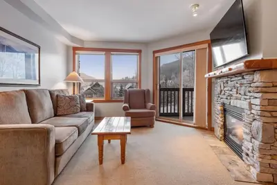 Image de Top Floor in the Heart of Panorama Village | True Ski In/Out | Pools & Hot Tubs