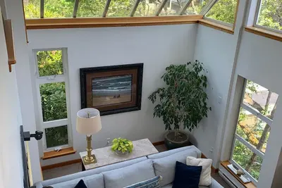 Image de Unique Architectural Home On Moss Rock