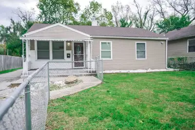 Image de Stunning 4 Bedroom Home with huge deck!