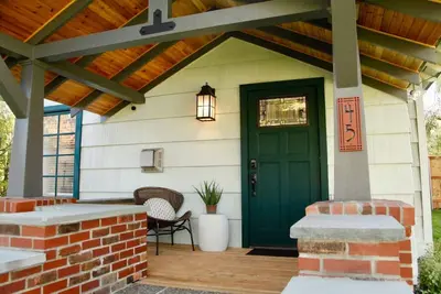 Image de Downtown Craftsman with King Bed and Private Yard - Walk Everywhere