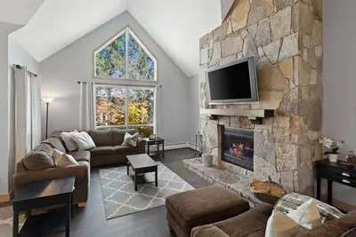 Image de True Ski on / Ski off Spacious Condo w/ Fireplace!