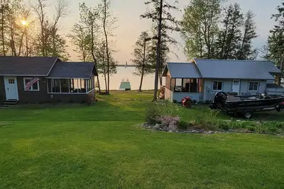 Image de Cottages on Moose. Lakeside, twin cabins on Moose Lake! ! !