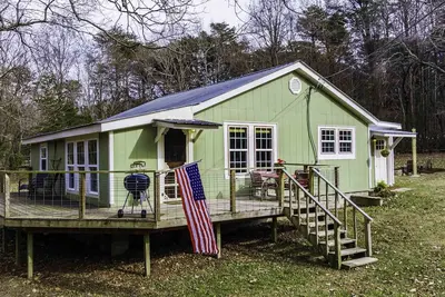 Image de Whitetail sleeps 6 with hot tub