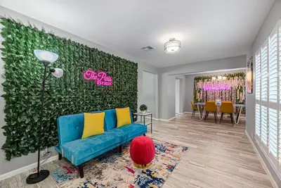 Image de The Paris- Colorful 3bedroom 2bath Sfh w/Heated Pool Available