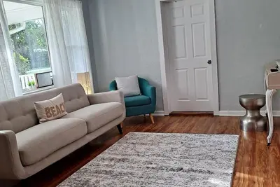 Image de Modern Updated Cottage hosted by SagaCity Stays