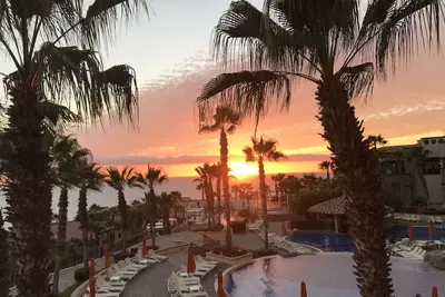 Image de Junior Suite at 5 Star Beachfront Resort - Sunset Beach at Cabo San Lucas