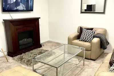 Image de Luxury 1- bedroom secondary suite close to Airport.