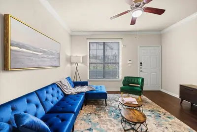 Image de Plush 1Br Cal King Suite Close to Everything