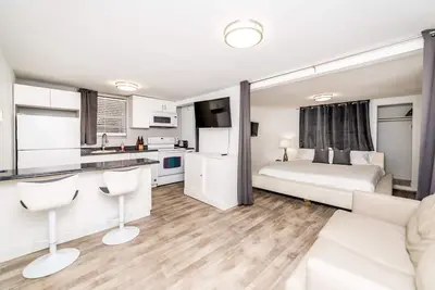 Image de Charming cottage - 5 minutes design district  - New bathroom! Fully renovated