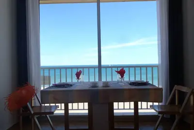 Image de face a la mer plage et mer au pied de l'immeuble vue mer imprenable