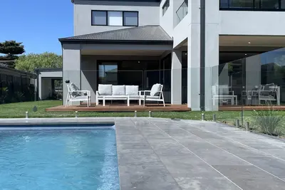 Image de Rye Beach Retreat. Pool + spa