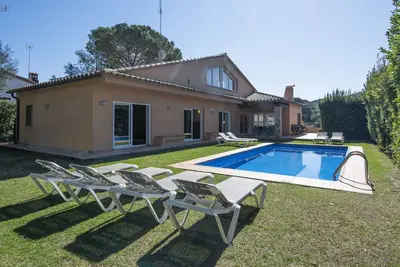 Image de 5 bedroom house in Begur with private pool and garden (Ref. H53)
