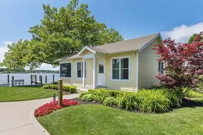 Image de Waterfront 2-Bedroom Luxury Cottage at Resort in Downtown Saugatuck