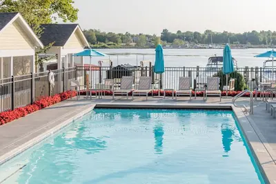 Image de Waterfront 2-Bedroom Luxury Cottage At Resort In Downtown Saugatuck