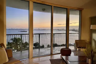 @komuna_Miami Water views 2 bedroom with balcony