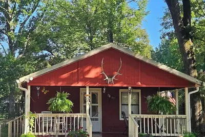 Image de Cabin like setting on secluded wooded property 5 minutes from Caddo Lake