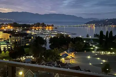 Image de Downtown  Lakefront Luxury. Amazing Views! 2 bedroom, 2 bath. Pools, hot tub.