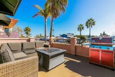 Image de Coastal beauty just three houses to Beach with private hot tub, gas grill