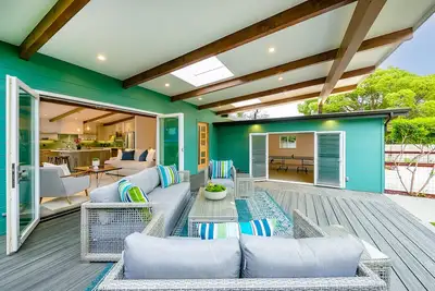 Image de Luxury beach cottage with private hot tub & Ev Charger- walk to water
