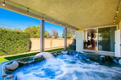 Image de Spacious home with a private hot tub & enclosed yard - just minutes from Disney
