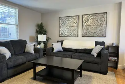 Image de South Broadway getaway with Parking and Patio