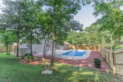 Image de Royal's Blue Pool House - 1 mi to  Chiefs/Royals Stadium