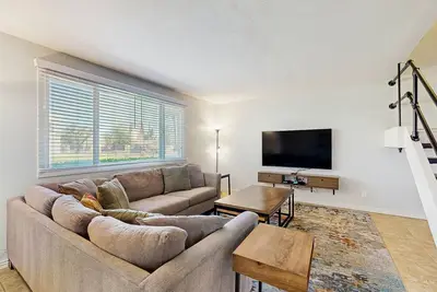 Spacious home with enclosed yard, pool & grill - walk to downtown