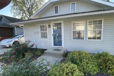 Image de Newly remodeled in 2021. Cedar Point, beach access, park, fishing & more!