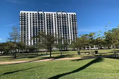 Image de Beautiful Condo at Downtown Doral!