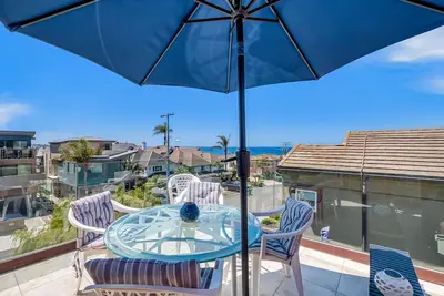 Image de Deluxe beach house with a loft, two balconies, fast WiFi, & partial ocean views