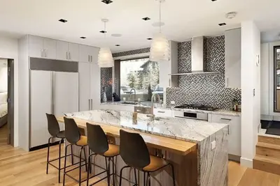 Image de 700 ft to lift - creek & Mountain Views WiFi, 4 decks 4 indoor 2 out fireplaces
