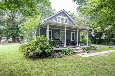 Image de Experience the best of Southern Maryland at the Calvert Cliffs Cottage.