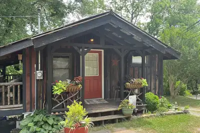 Image de Charming retreat near the river and downtown Dillsboro.