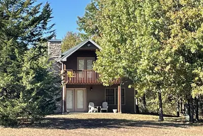 Image de “The Stoutsville Cabin” offers you a peaceful and secluded getaway!